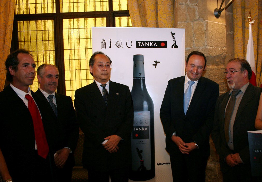 2-ENTREGA PREMIOS HAIKU - br De izq. a dcha., Florentino Martínez Rubio, Luis Miguel Martínez Rubio, Fumiaki Takahashi, Pedro Sanz (Presidente de La Rioja), José Mª Ibáñez (enólogo Bodegas Florentino Martínez)