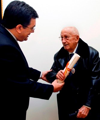MARCELOFRIAS_MEDALLA2010 Marcelo Frías recogió el pasado 25 de marzo de manos del Delegado del Gobierno en La Rioja la Medalla de Oro al Mérito en el Trabajo concedida por el Gobierno de España en diciembre de 2009.