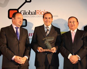 PREMIOINTERNACIONALIZACION2010_NP - copia El director general de Bodegas Riojanas, Santiago Frías, entre el presidente de La Rioja, Pedro Sanz, y el presidente de la Cámara de Comercio, José María Ruiz Alejos