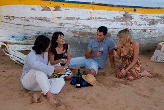 Jóvenes en la playa disfrutando de Tacoronte-Acentejo Jóvenes en la playa disfrutando de Tacoronte-Acentejo