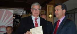 Jose Luis Ferrer recogiendo el diploma