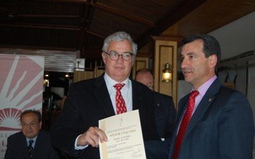 Jose Luis Ferrer recogiendo el diploma