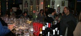 LA ÚNICA PROPUESTA DE ENOTURISMO INVERSO, SIGUE RECORRIENDO ESPAÑA CON EL WINE UP TOUR PROMOCIONANDO LA CULTURA DEL VINO Una de las catas del Wine Up Tour en Valladolid, en la Vinoteca Malauva