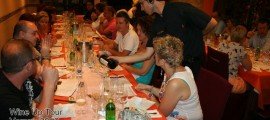 Sirviendo vinos en la cena armonizada de la Cava Aragonesa de Benidorm