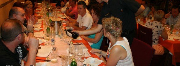 Sirviendo vinos en la cena armonizada de la Cava Aragonesa de Benidorm