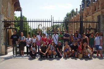 ALUMNOS DE LA UNIVERSIDAD DE VERANO RAMON LLULL PARTICIPAN EN UNA JORNADA FORMATIVA SOBRE EL VINO EN LAS CAVAS CODORNIU