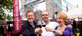 Más de 15.000 consumidores británicos disfrutaron del festival Rioja Tapas Fantásticas junto al Tower Bridge de Londres Susy Atkin y Olly Smith, los periodistas que imparten los seminarios de Rioja y las catas guiadas por los stands, flanquean al cocinero español afincado en Londres José Pizarro, autor de las demostraciones culinarias.