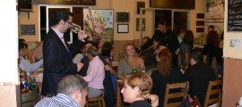 LA LIBRERÍA-VINOTECA TIPOS INFAMES RECIBE EL WINE UP TOUR CON DOS CATAS DIDÁCTICAS. Joaquín Parra catando un vino dentro del Wine UP Tour en la pasada edición de Puracepa Málaga