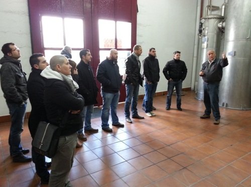 recibiendo indicaciones de Juan Antonio Carrasco, maestro destilador