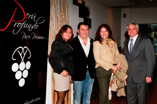 de Izda a Dcha: Melina Salinas, Yuri Campos, Cecilia Flores y Bernardo Muñoz , Consejero Económico Comercial de la Embajada del Perú