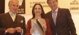 La D.O. Ca. Rioja con los mejores de la gastronomía española en los II Premios Gourmets Elena Arzak recibió el premio ‘Reconocimiento extraordinario’, entregado por el presidente del Consejo Regulador de la D.O. Ca. Rioja, Víctor Pascual. A la i., Francisco López Canís, presidente y fundador del Salón de Gourmets.