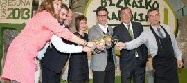 Proclamados los nuevos embajadores del Txakoli de Bizkaia Embajadores y autoridades brindaron por el éxito de la nueva añada de Txakoli de Bizkaia.