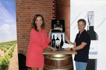 Belén López Montero entregando el 2º premio del certamen a José Luis Gigirey por su fotografía: “La lágrima del zarcillo”