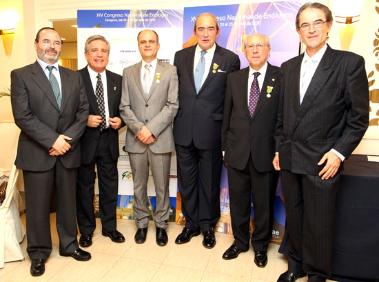 Los tres galardonados, junto con los presidentes de sus asociaciones regionales y el presidente de la FEAE, ©  Manuel del Moral