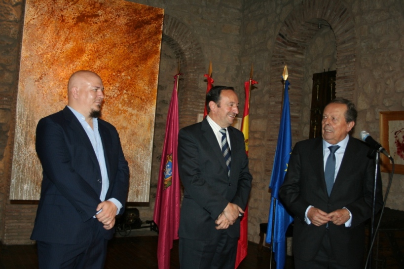 Inauguración de la exposición. De i. a d.: Pablo Noguera, pintor, Pedro Sanz, presidente del Gobierno de La Rioja, y Luis Zapatero, presidente de Bodegas Riojanas.