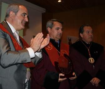 FOTOGRAFÍA (de i. a d.):  Carlos Martín, presidente de FECOES, Javier Pascual, editor y director de La Prensa del Rioja, y Javier Gracia, Gran Maestre de la Cofradía del Vino de Rioja. 