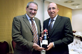 El Master of Wine Pedro Ballesteros junto con Marcos Eguren