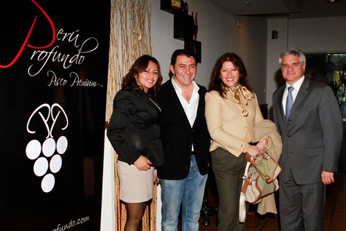 de Izda a Dcha: Melina Salinas, Yuri Campos, Cecilia Flores y Bernardo Muñoz , Consejero Económico Comercial de la Embajada del Perú