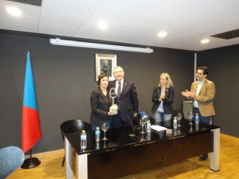 Cristina Alcalá recoge el premio de manos de D. Sebastián García, Alcalde de Socuéllamos