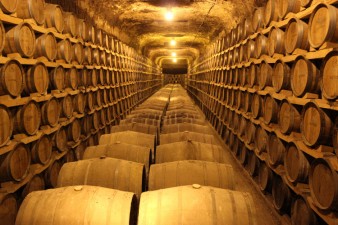 Cueva de envejecimiento de aguardientes de Destilerías Altosa y crianza de vinos de Bodegas Verum