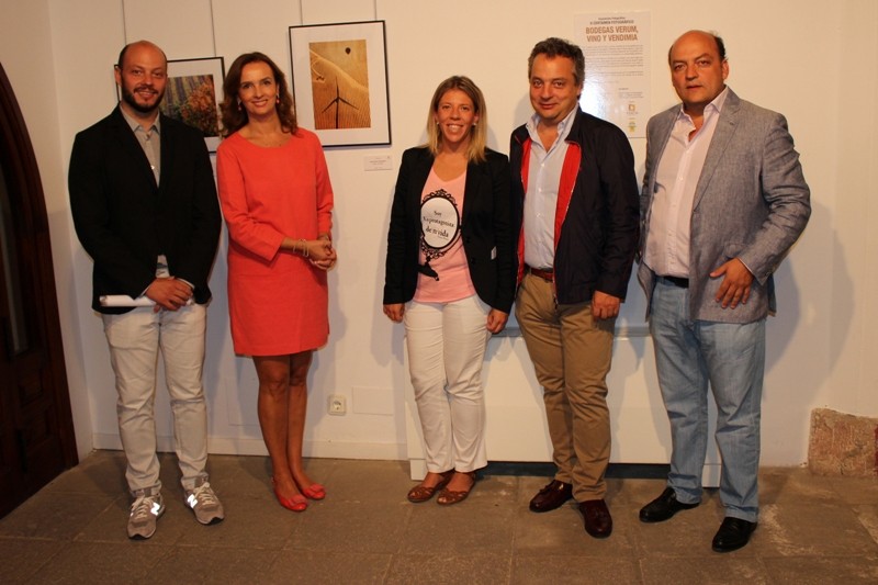 La familia López Montero, propietarios de Bodegas Verum con Inmaculada Jiménez, alcaldesa de Tomelloso